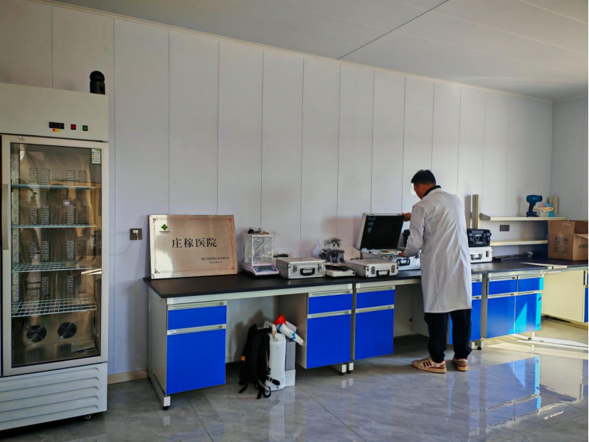 “庄稼医院”正在检测土壤。 图片