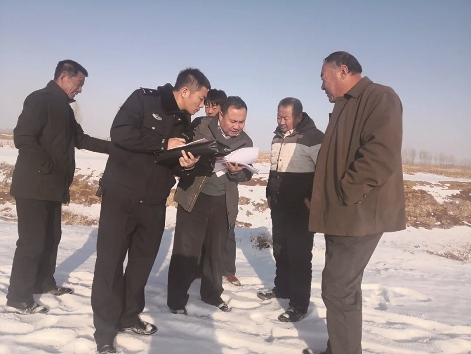 巴特尔(右三)在讲解法律知识(资料图)