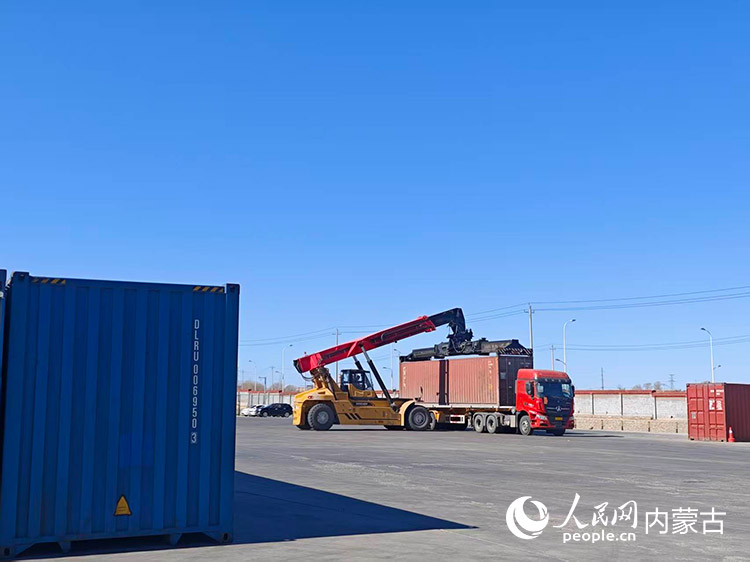 七苏木中欧班列集散中心的货物装运现场。人民网记者 刘艺琳摄