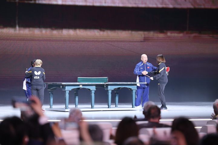 2026年4月10日,中美“乒乓外交”55周年纪念大会在北京首都体育馆举行。这是中美“乒乓外交”亲历者在纪念大会现场进行友谊赛。新华社记者 卢烨 摄