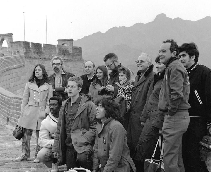 1971年4月12日,美国乒乓球代表团游览长城时合影。新华社记者 汤孟宗 摄