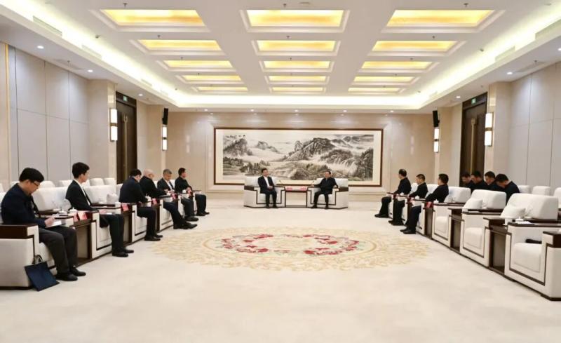 4月12日,自治区党委书记、人大常委会主任王伟中在呼和浩特会见新华通讯社社长、党组书记傅华一行。草原云·内蒙古新闻网记者 马建兵 摄