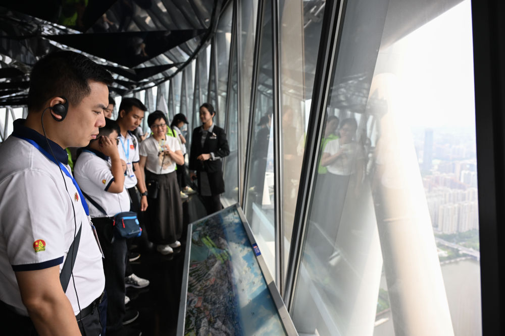 4月13日,越南青少年在广州塔了解广州城市建设情况。