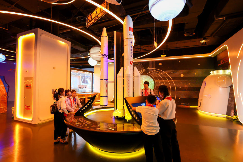 4月14日,越南青少年在位于北京的中国宋庆龄青少年科技文化交流中心了解航天知识。