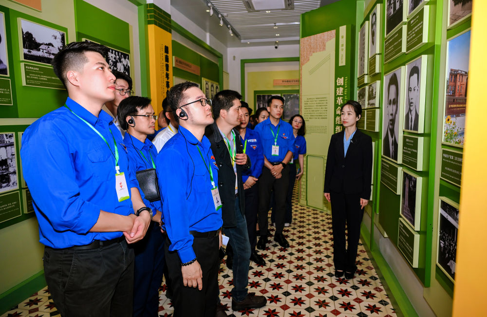 4月11日,越南青年在位于广州的越南青年革命同志会旧址参观。