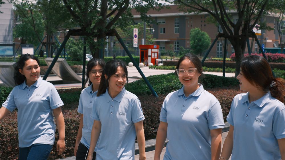 2025年7月24日,成都大学越南留学生阮芳华(右三)和同学们在成都大学校园里交流。