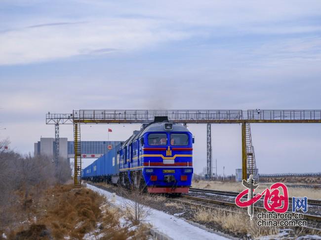 2025年12月22日,一列中欧班列通过二连浩特铁路口岸入境。新华社图片库 新华社记者 马金瑞 摄