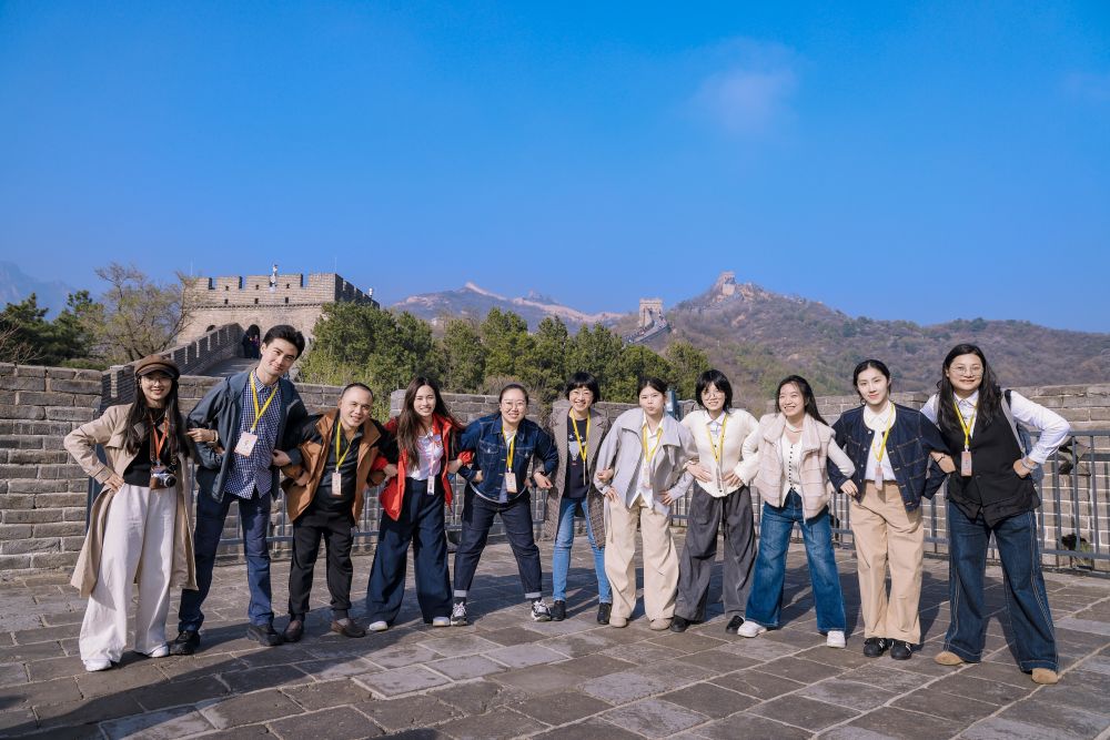 4月14日,中越青年在北京八达岭长城参观时合影留念。(共青团中央供图)