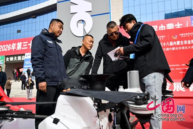 2026年3月27日,参观者在第三十八届内蒙古农业博览会现场了解植保无人机。新华社图片库 新华社记者 李志鹏 摄