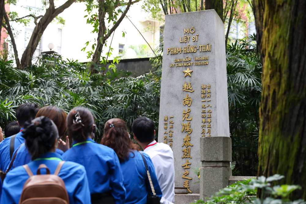 2025年5月20日,参加“红色研学之旅”的越南青年在广州黄花岗七十二烈士墓园祭拜越南范鸿泰烈士墓。