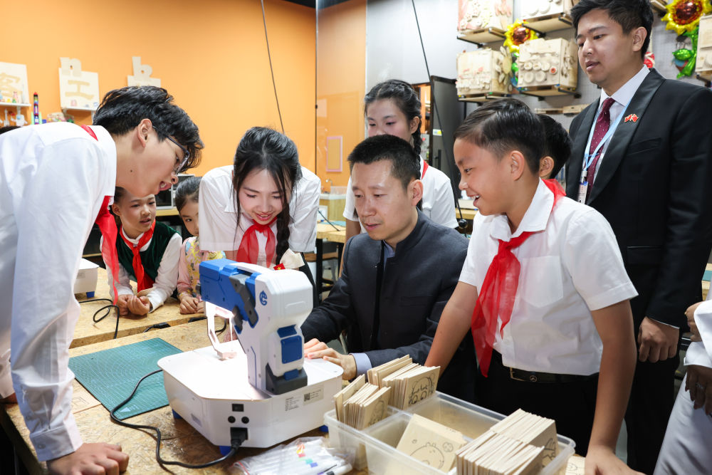 4月14日,越南青少年在位于北京的中国宋庆龄青少年科技文化交流中心体验趣味书签制作。