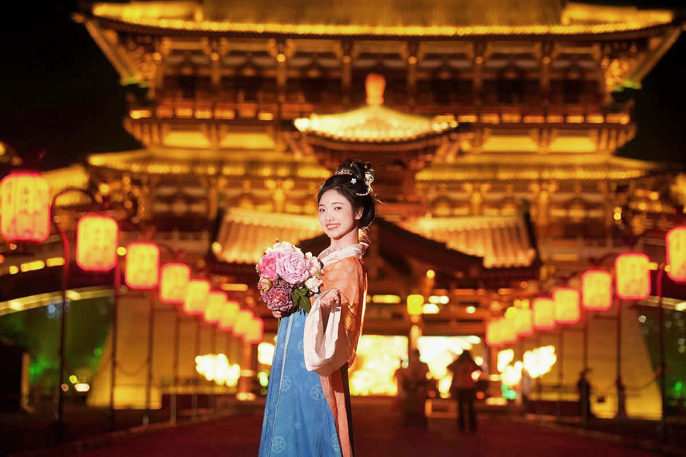 2025年4月26日,来自越南的游客阮琼芝在河南洛阳拍摄古装照。