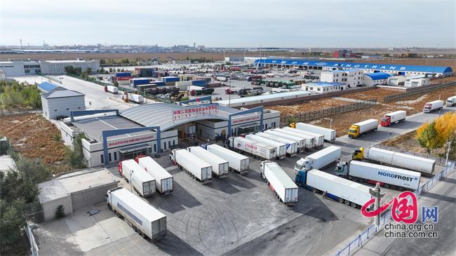 2025年10月10日拍摄的二连浩特边民互市贸易区(无人机照片)。新华社图片库 郭鹏杰 摄