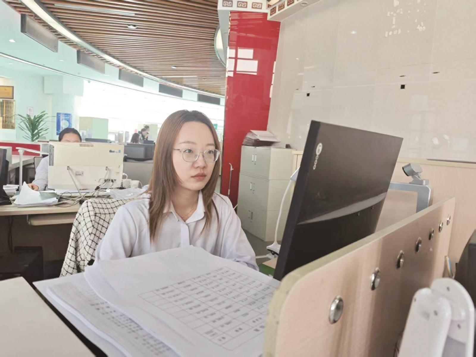 工作人员正在办理社保业务