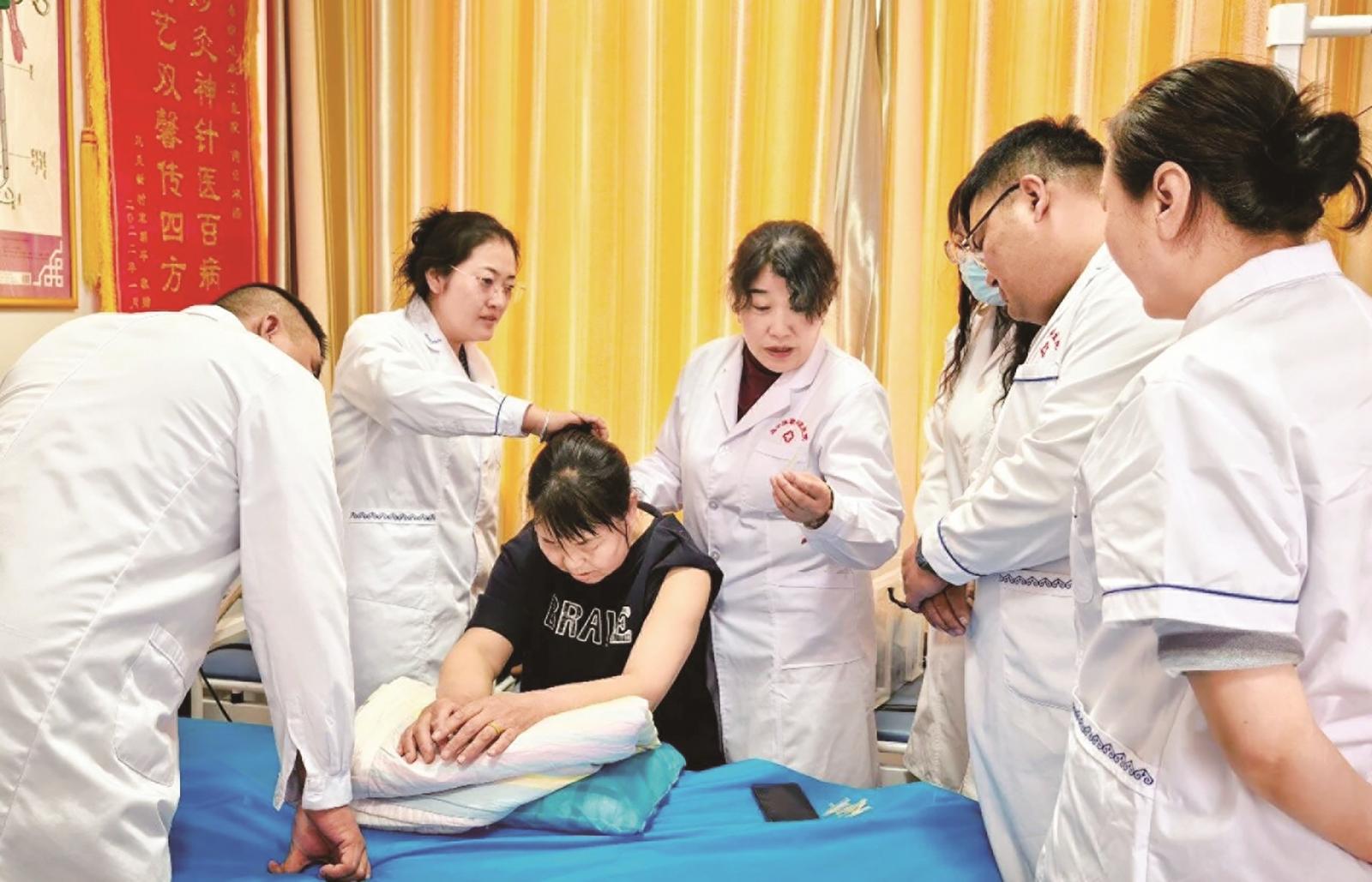 下沉医师在诊疗时带教基层医护人员