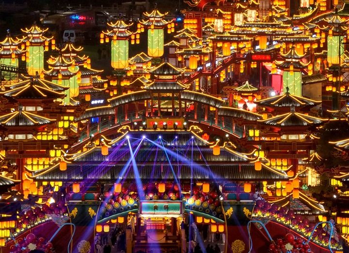 这是美稷·长河里夜未央文化街区夜景。(曹政 摄)