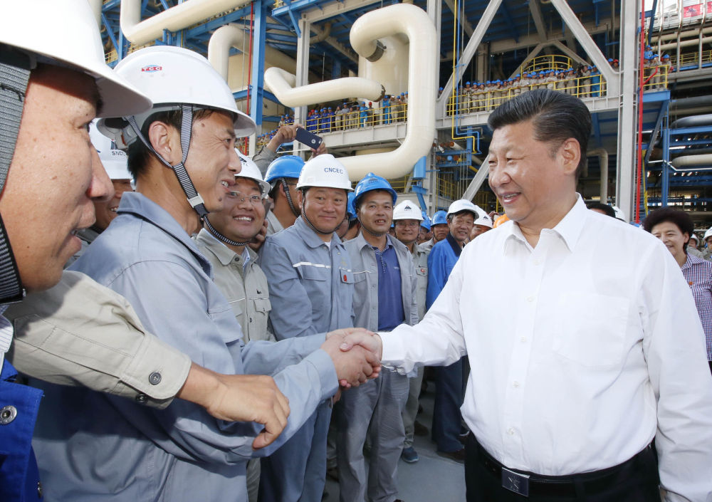 2016年7月19日,习近平总书记在宁东能源化工基地慰问煤制油项目技术研发团队。新华社记者 鞠鹏 摄