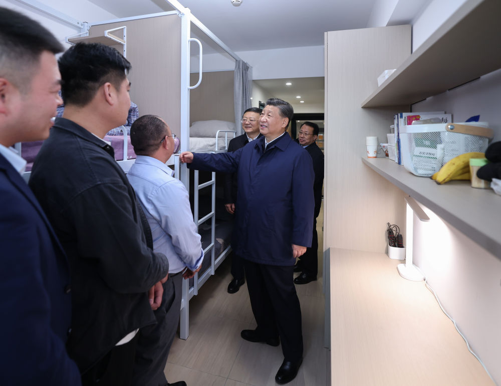 2023年11月29日,习近平总书记考察上海闵行区新时代城市建设者管理者之家。新华社记者 鞠鹏 摄
