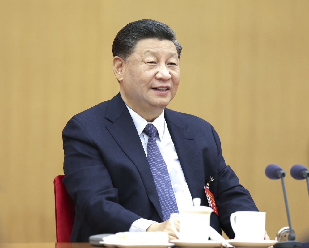 2022年10月17日,习近平同志参加党的二十大广西代表团讨论。新华社记者 鞠鹏 摄