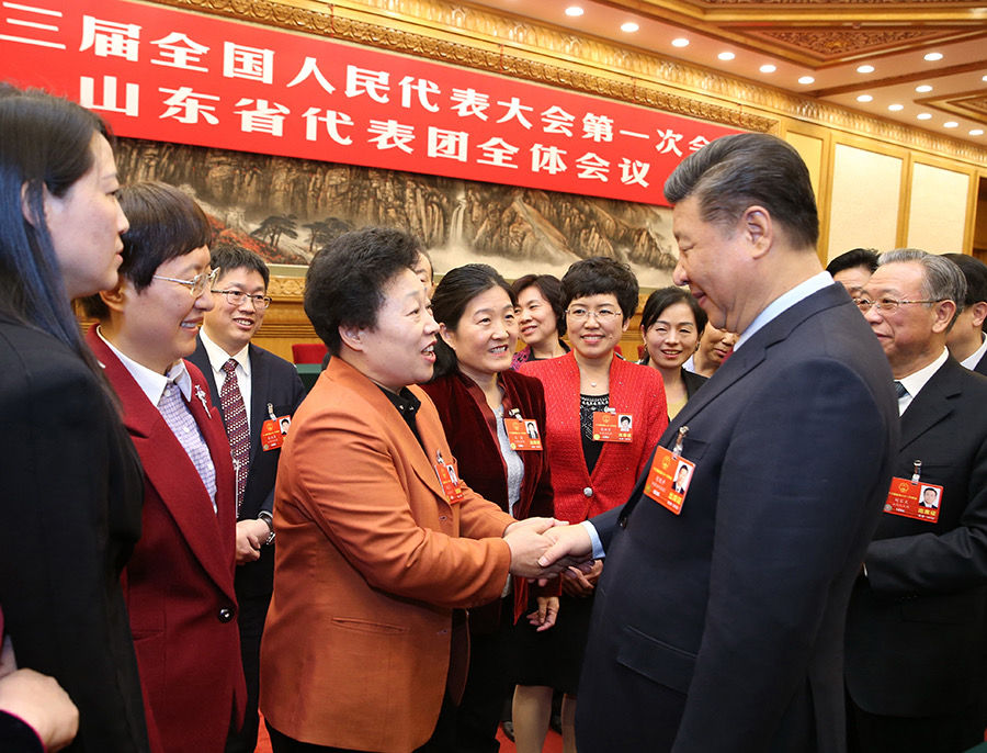 2018年3月8日,中共中央总书记、国家主席、中央军委主席习近平参加十三届全国人大一次会议山东代表团的审议。这是习近平总书记同女代表亲切交谈。新华社记者 姚大伟 摄