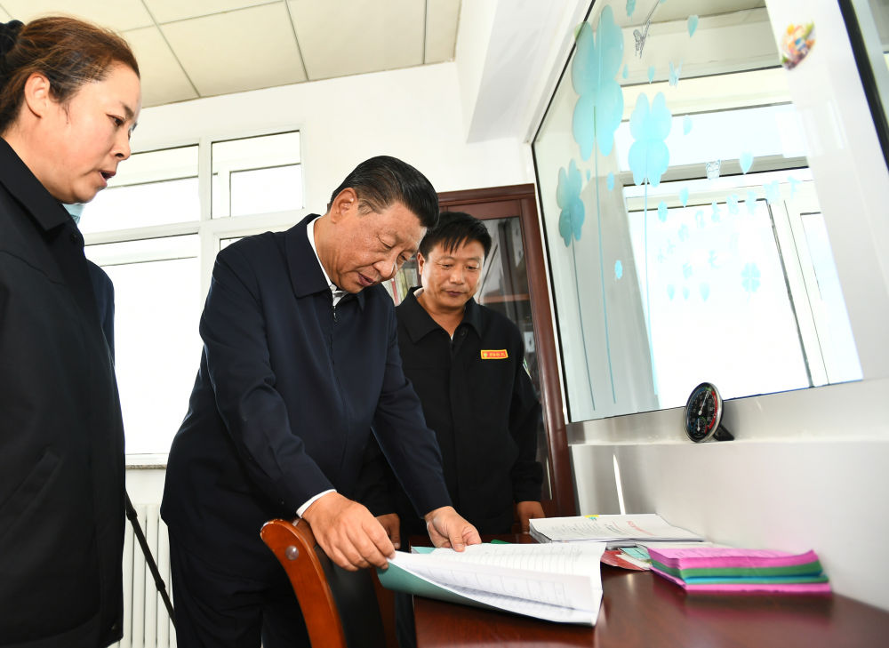 2021年8月23日下午,习近平总书记在河北承德塞罕坝机械林场月亮山考察时,亲切看望护林员刘军、王娟夫妇。新华社记者 谢环驰 摄
