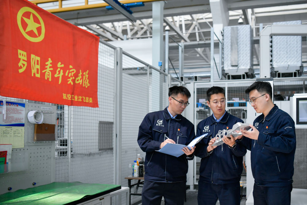 “罗阳青年突击队”在生产现场。(受访者供图)