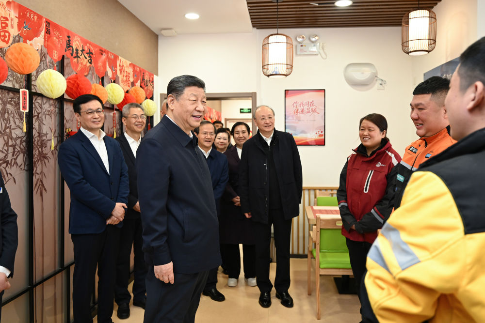 2026年2月10日上午,习近平总书记在北京西城区新街口街道父母食堂考察时,同在这里休息的快递小哥亲切交流。新华社记者 谢环驰 摄