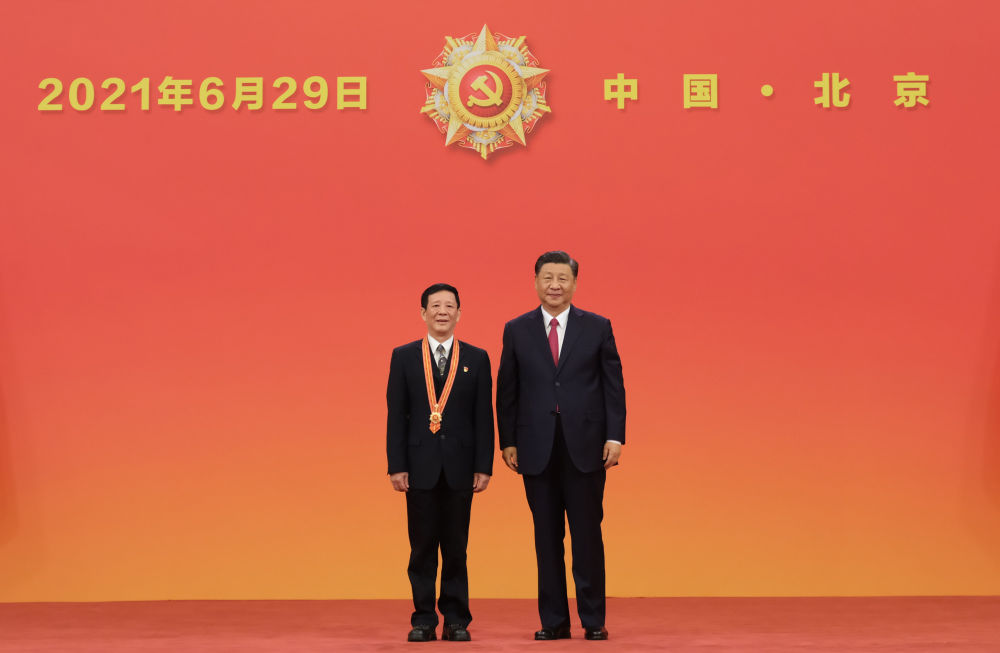 2021年6月29日,庆祝中国共产党成立100周年“七一勋章”颁授仪式在北京人民大会堂金色大厅隆重举行。中共中央总书记、国家主席、中央军委主席习近平向“七一勋章”获得者艾爱国颁授勋章。新华社记者 李学仁 摄