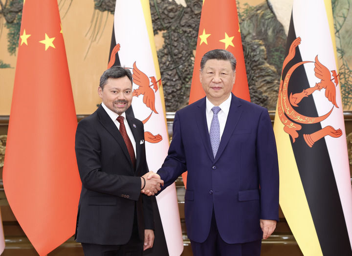 5月12日下午,国家主席习近平在北京人民大会堂会见来华进行正式访问的文莱王储比拉。新华社记者 黄敬文 摄