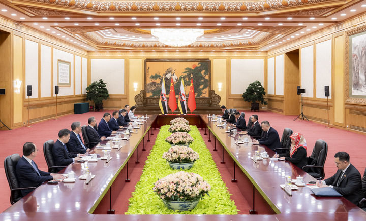 5月12日下午,国家主席习近平在北京人民大会堂会见来华进行正式访问的文莱王储比拉。新华社记者 翟健岚 摄