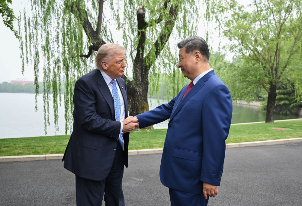 5月15日上午,国家主席习近平在中南海同美国总统特朗普举行小范围会晤。这是特朗普抵达时,习近平热情迎接。新华社记者 燕雁 摄