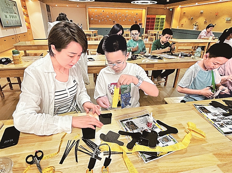 小朋友在内蒙古博物院推出的非遗课程中学习制作马鞍模型。内蒙古博物院提供