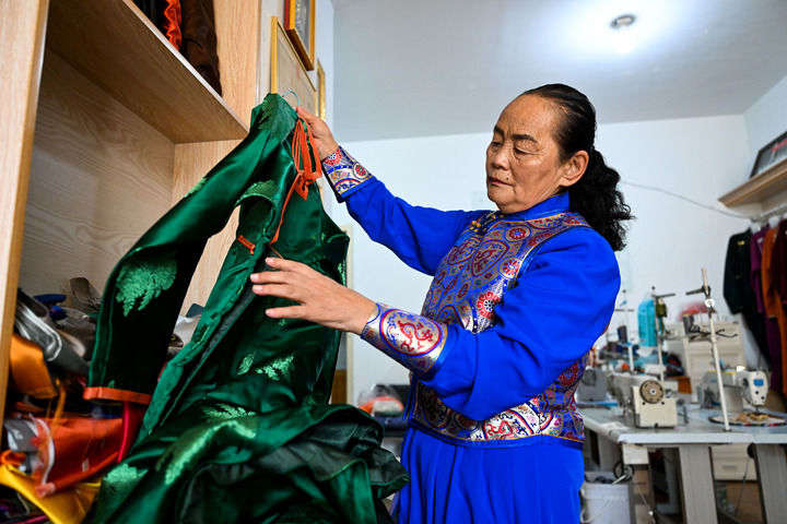 “国家的孩子”通嘎拉嘎在整理服装。(2025年9月26日摄)新华社记者 李志鹏 摄