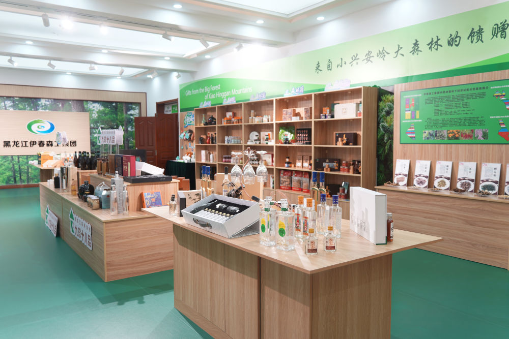2026年5月12日,伊春森工集团产品展示厅展出的各种林下经济产品。新华社记者 王祚 摄