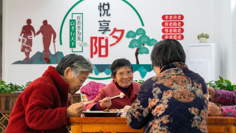 湖北省嘉鱼县潘家湾镇四邑村的“幸福食堂”里,老人们正吃着午餐。新华社记者 熊翔鹤 摄