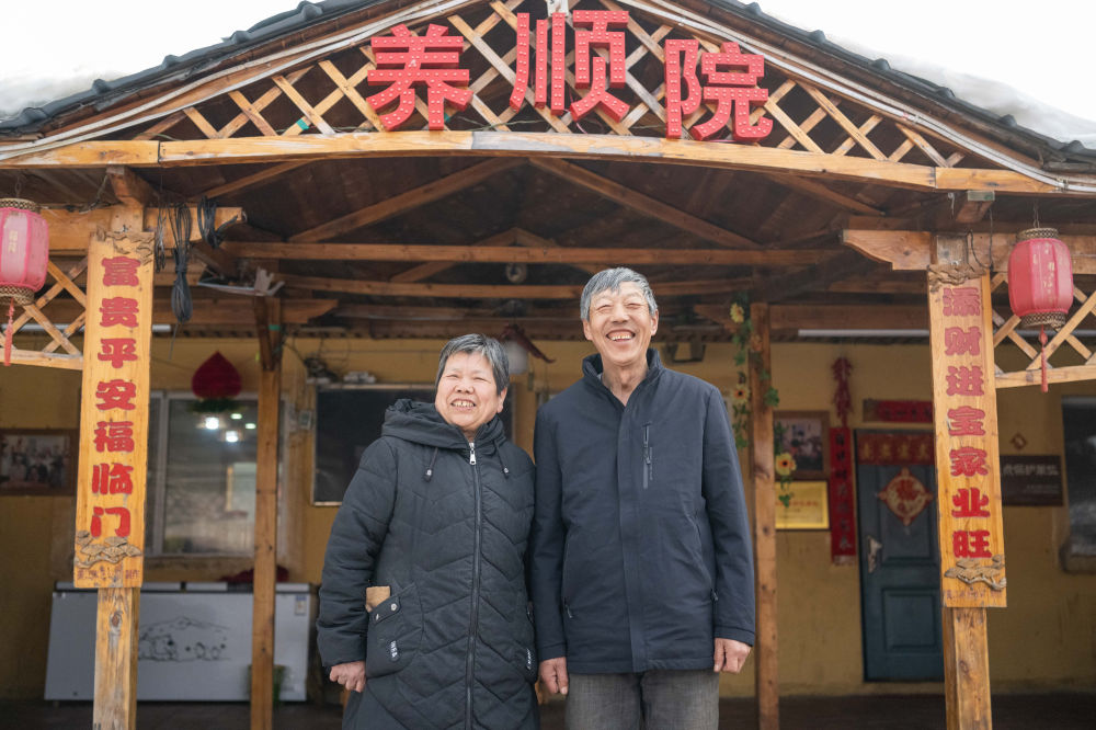 2024年3月13日,伊春森工上甘岭林业局有限责任公司溪水林场分公司退休职工刘养顺(右)和妻子杨秋娥在自家农家院留影。新华社记者 谢剑飞 摄