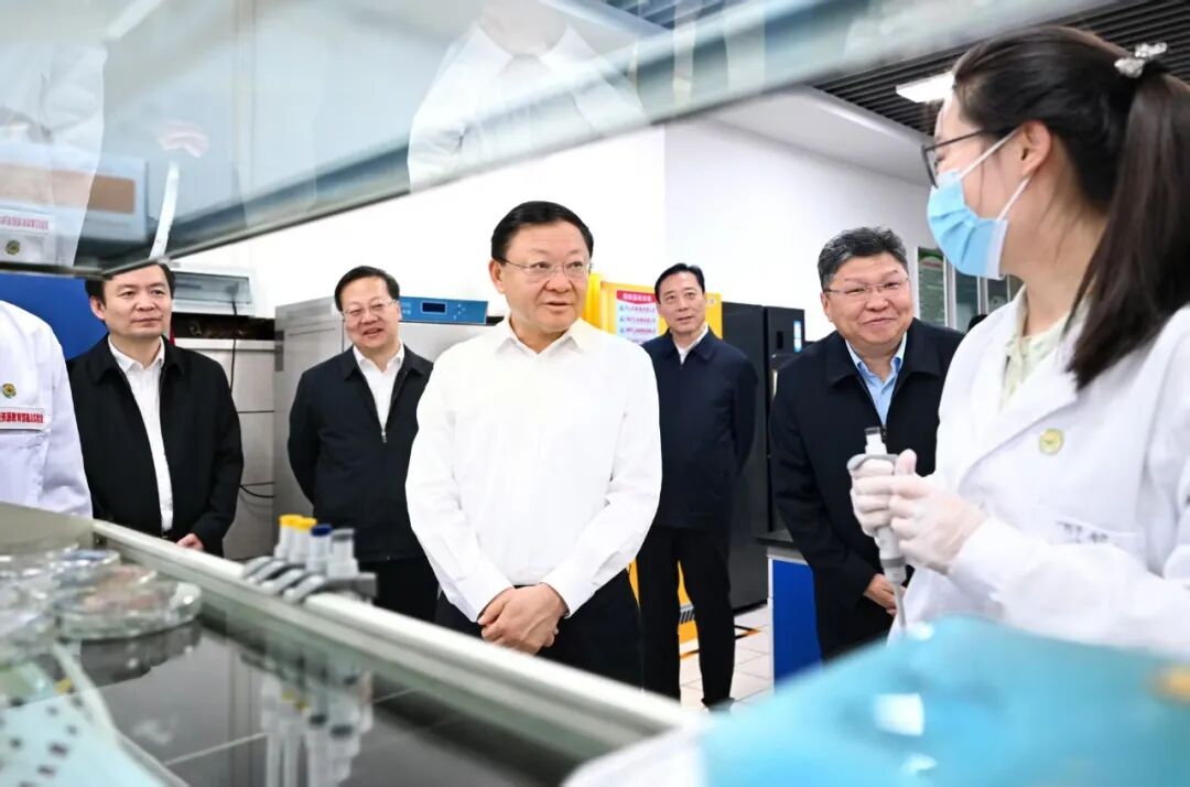 5月25日,自治区党委书记、人大常委会主任王伟中来到草业学院国家级植物学实验教学示范中心,了解草种草地等领域科研攻关和技术应用等情况。草原云·内蒙古新闻网记者 马建兵 摄