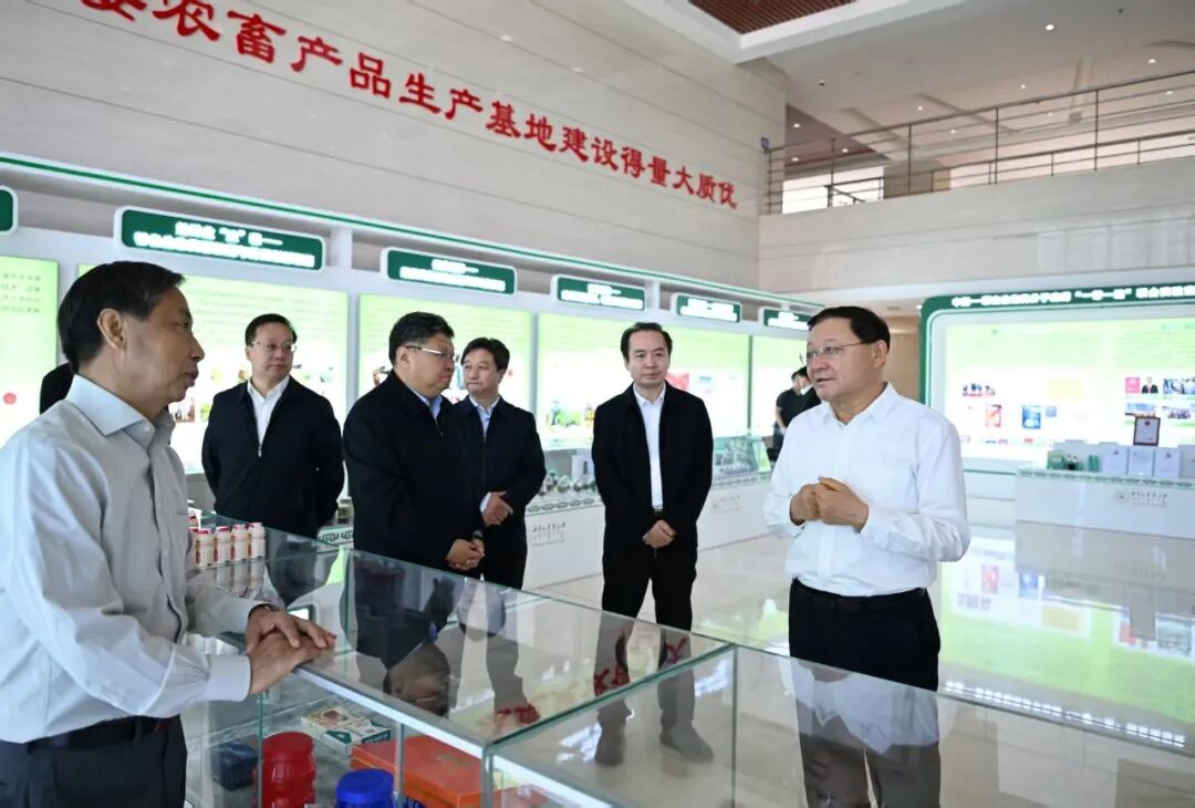 5月25日,自治区党委书记、人大常委会主任王伟中走进内蒙古农业大学生命科学楼大厅,了解学校重点学科建设、科研平台构建、优秀人才培养等总体情况。草原云·内蒙古新闻网记者 马建兵 摄
