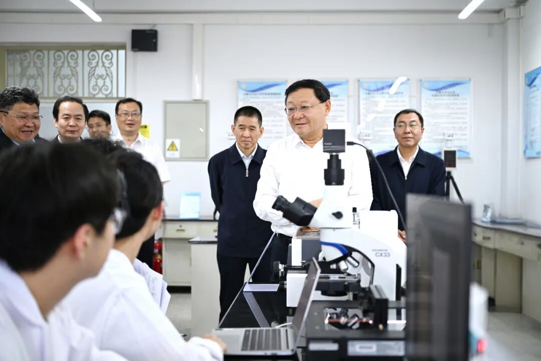 5月25日,自治区党委书记、人大常委会主任王伟中在旱区水工程生态环境全国重点实验室了解水资源水生态等领域科研攻关和技术应用等情况。草原云·内蒙古新闻网记者 马建兵 摄