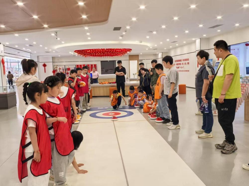 孩子们在辽宁省沈阳市长安社区党群服务中心参加旱地冰壶学习活动。(受访者供图)