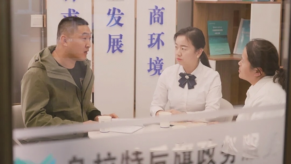 “企业服务会客厅”内企业人员与职能部门负责人正围桌畅谈