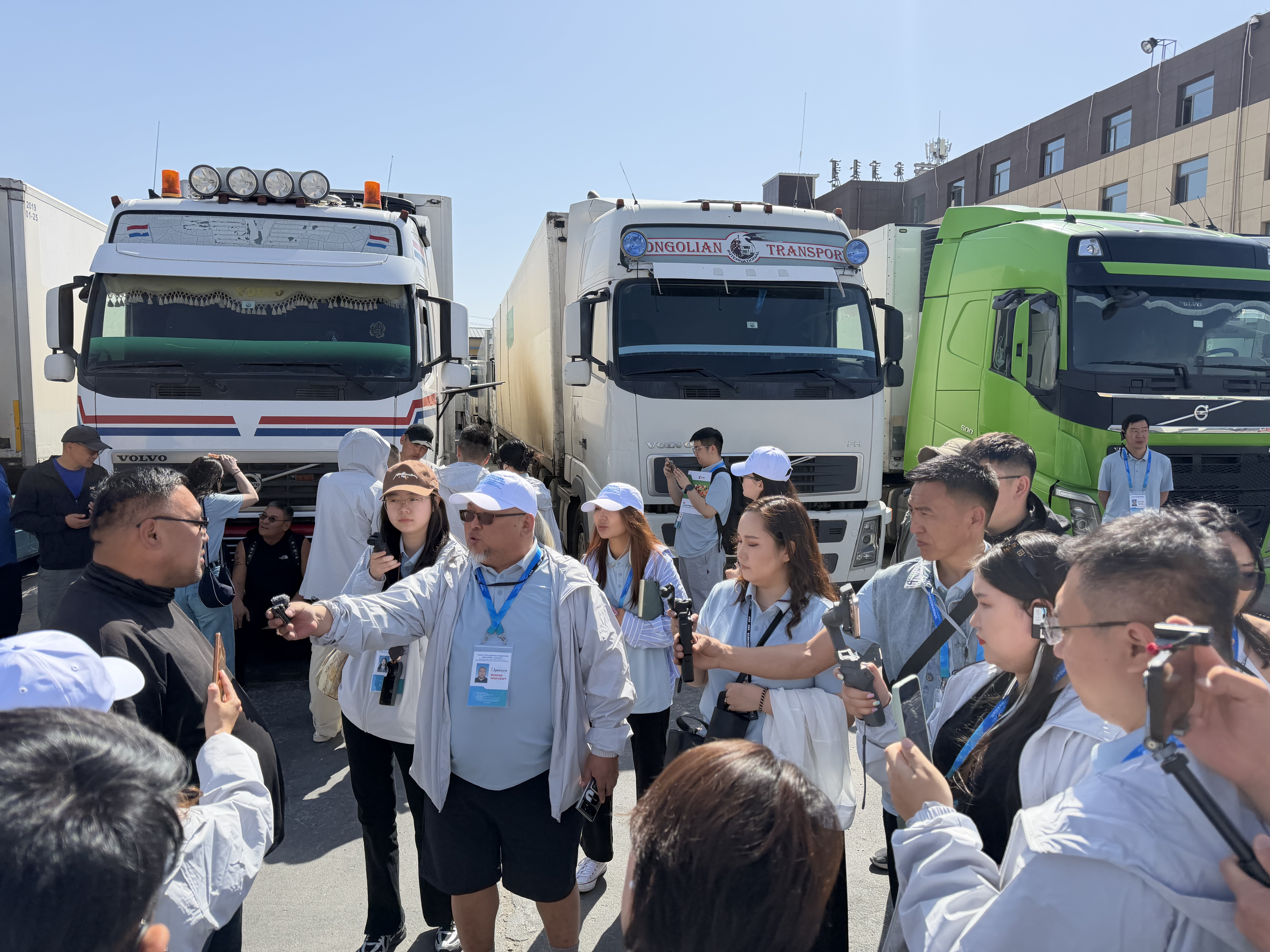 5月12日,中蒙媒体北京内蒙古行联合采访团在二连浩特市昊罡果蔬粮油进出口园区采访。(谢来 摄)