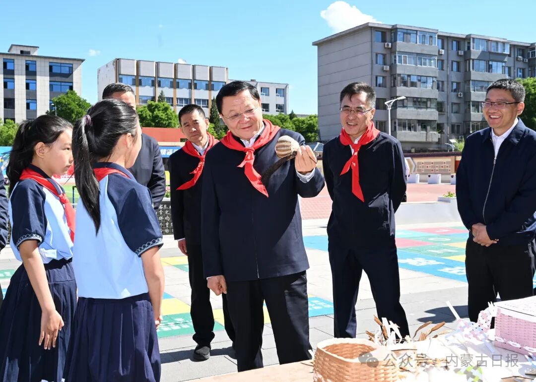 5月28日,自治区党委书记、人大常委会主任王伟中走进呼和浩特市新城区胜利街小学,参观小学生非遗社团创作的扎染、纸艺编织、面塑等作品,观看科技社团开展的水火箭、航模、机器人制作等活动。草原云·内蒙古新闻网记者 马建兵 摄