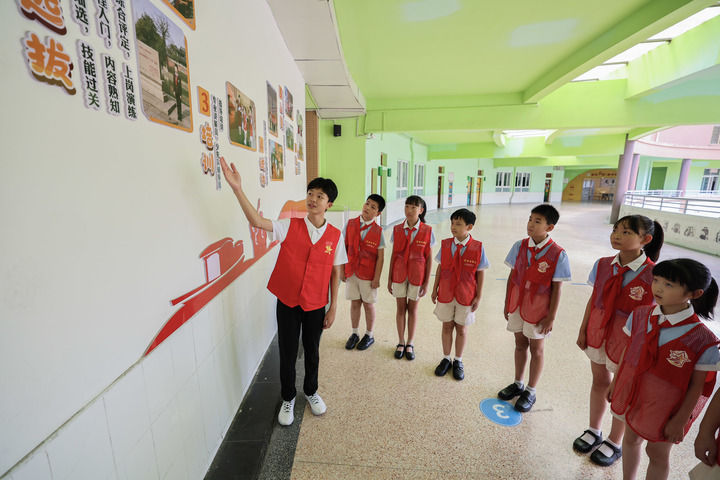 2025年9月4日,在嘉兴市实验小学,红船小讲解员在学习校史。新华社记者 徐昱 摄