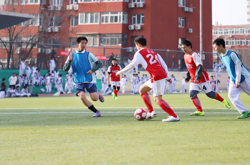 图为北京市八一学校的学生们在学校参加足球比赛。(受访者供图)