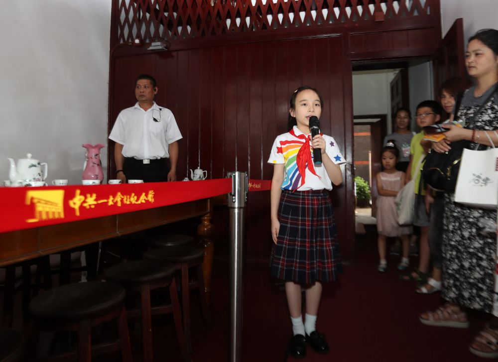 2019年8月13日,“红喇叭”小讲解员为参观者讲解。