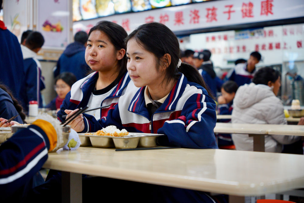 在青海果洛西宁民族中学,学生在食堂吃午饭。新华社记者 张子琪 摄