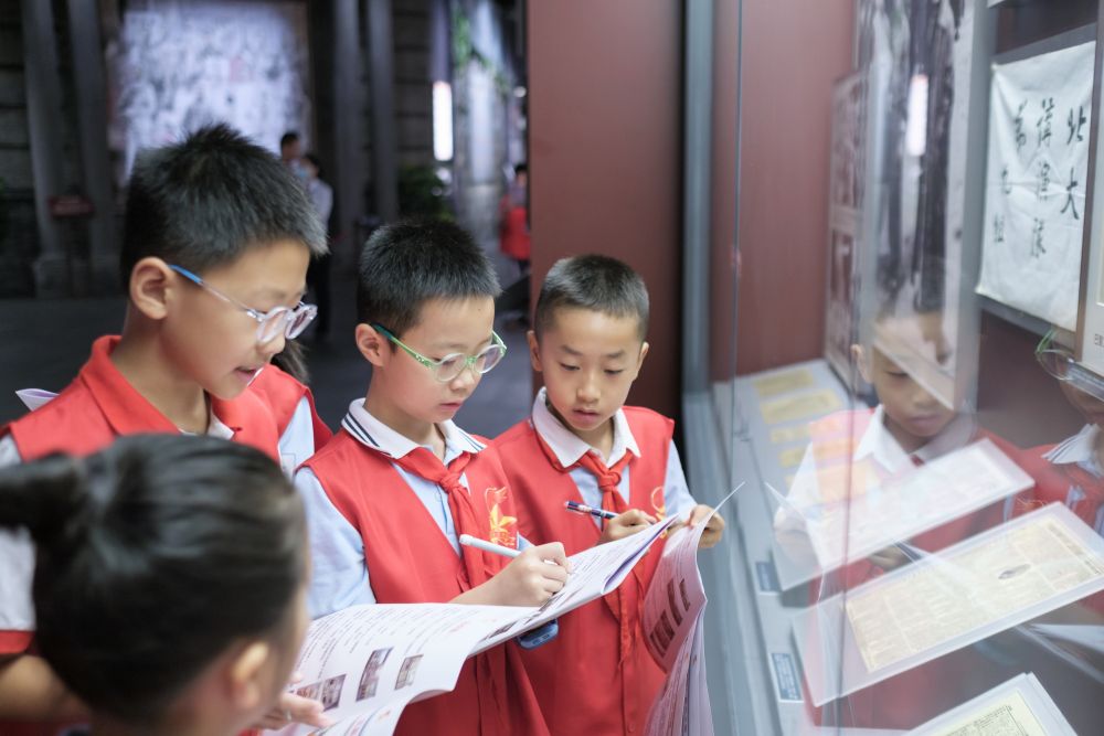 “红船小讲解”队员在南湖革命纪念馆内学习(资料照片)。