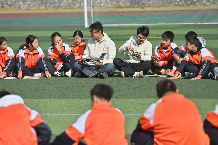 2026年1月7日,在广西融水苗族自治县思源实验学校,西北工业大学研究生支教团成员郭瀚琨(左五)、卢奕琛(左六)在上课。新华社记者 黄孝邦 摄
