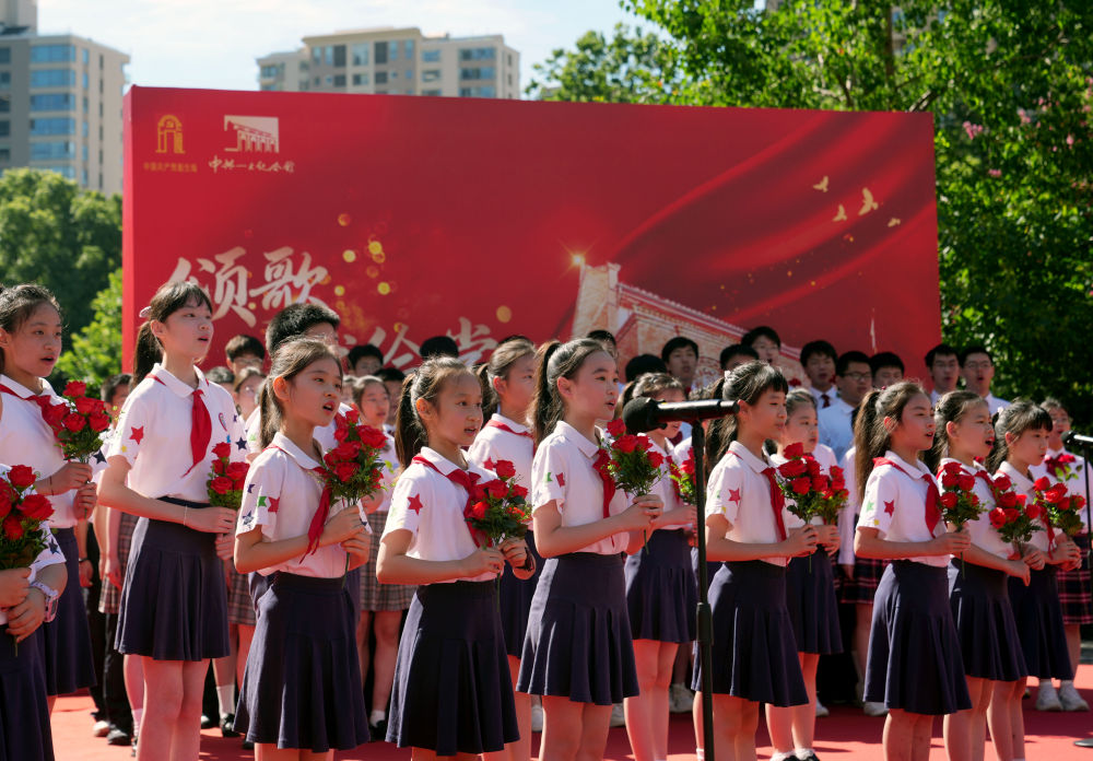 2025年7月1日,学生们在中共一大纪念馆前合唱《没有共产党就没有新中国》。新华社记者 刘颖 摄